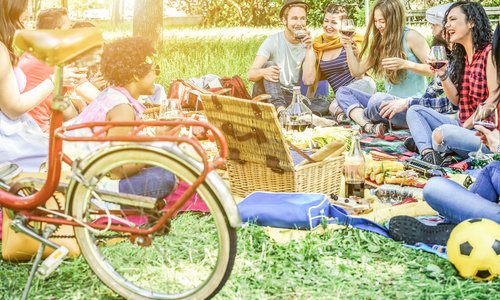 Disfrutar del aire libre y los amigos son una gran opción dentro de los planes para verano con adolescentes.