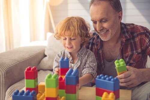 Los padres pueden ayudar a sus hijos a construir y aprender.