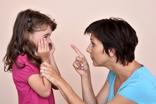 Las amenazas tienen efectos sumamente negativos en los niños.