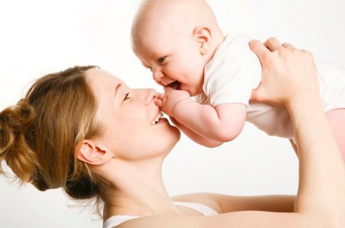 Madre con su bebé con apego seguro.