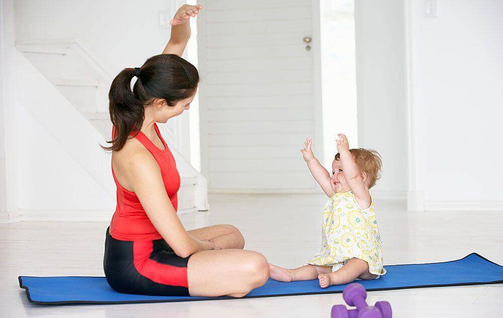 El yoga para bebés puede reportar múltiples beneficios.