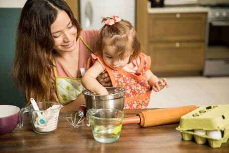 Une mère qui cuisine avec sa fille.