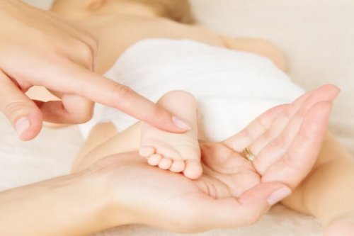 Le réflexe de préhension est effectué à la fois par les mains et les pieds.