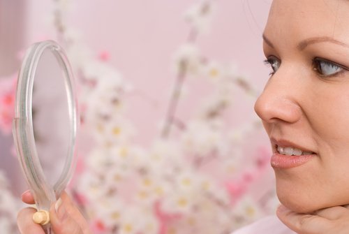 El acné representa una verdadera pesadilla para las mujeres preocupadas por su estética.
