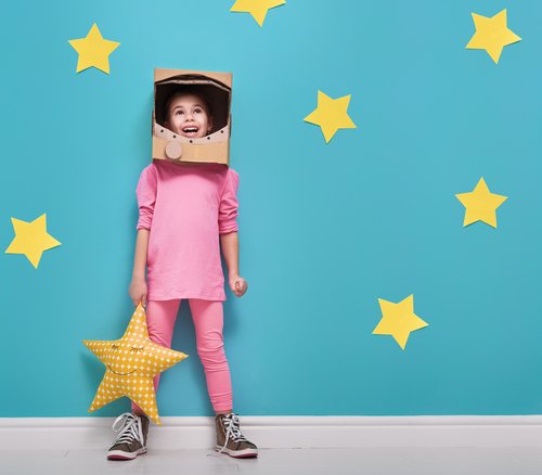 Niña disfraza de astronauta después de leer algunos libros infantiles sobre el espacio.