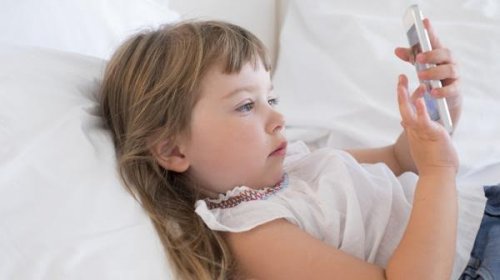 Los móviles atentan contra el descanso de los niños.