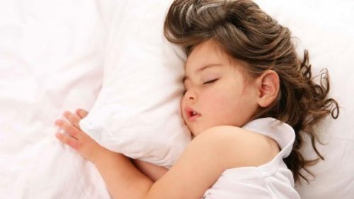Sachant combien un enfant devrait dormir en fonction de son âge vous aidera à avoir des paramètres pour contrôler son repos.