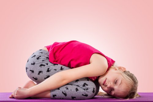 Las diferentes posturas de yoga para niños permiten trabajar su flexibilidad.