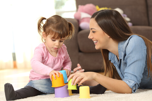 Une jeune femme qui joue avec un enfant.