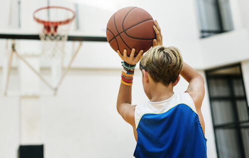 El baloncesto es un deporte apropiado para todas las edades.