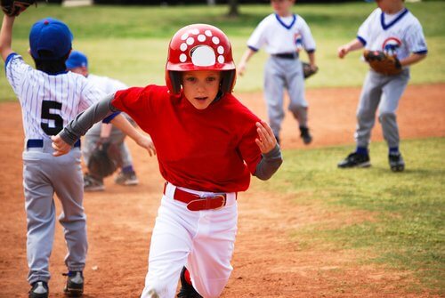 El beisbol para niños es un deporte que entraña pocos riesgos.