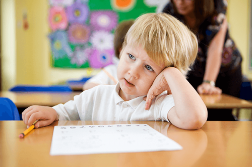 ¿Qué puedo hacer si mi hijo se distrae en clase?