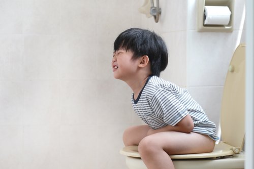 La constipation des enfants provoque également de la douleur au moment de déféquer.