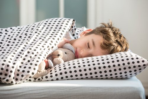 ¿Qué tan positivas son las siestas a media mañana para los niños?
