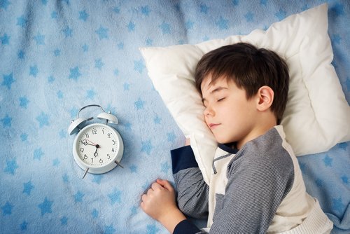 Si vous voulez aider votre enfant à se lever plus tôt, essayez de le mettre au lit plus tôt.