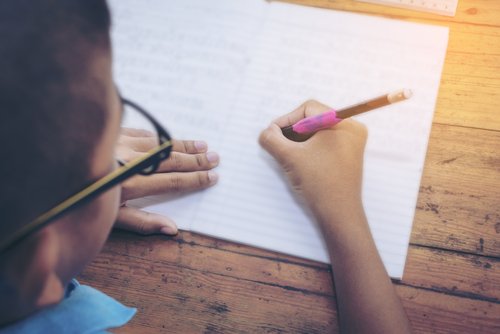 La escritura creativa es una buena forma de enseñar a los niños muchas cosas.