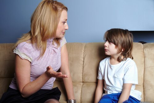 Madre hablando con su hijo y tratando de educar sin decir "no".