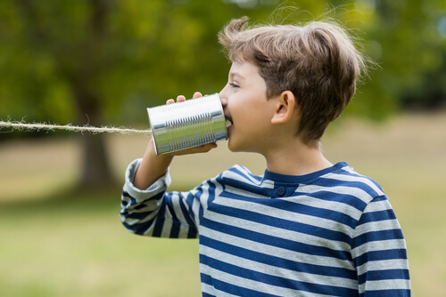 Il y a beaucoup d'enfants qui parlent seuls en jouant.