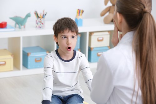 Un enfant en séance d'orthophonie.