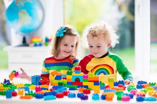 Los juegos de construcción para niños brindan muchos beneficios para su desarrollo.