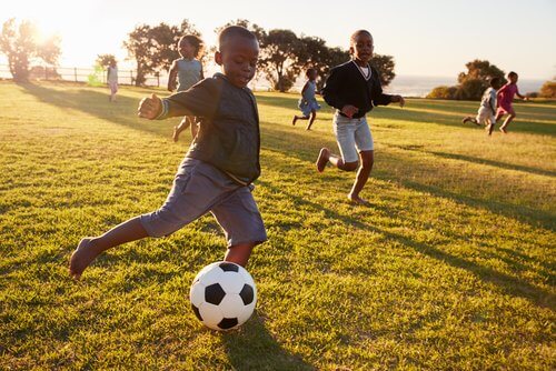 Jugar al fútbol desarrolla las habilidades motoras de los niños.