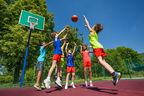 Jugar al baloncesto aumenta la coordinación ojo- mano.
