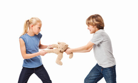 Las agresiones son comunes en niños con psicopatía, que no sienten culpa por lo que hacen.