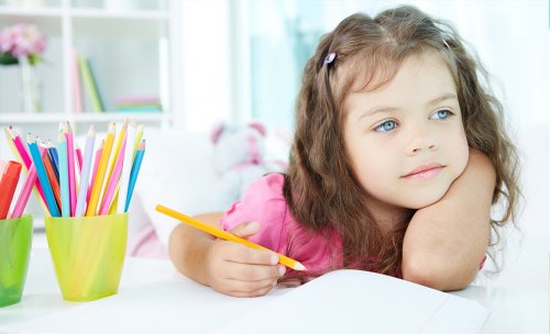 Debo tomar cartas en el asunto como madre si mi hijo se distrae en clase.