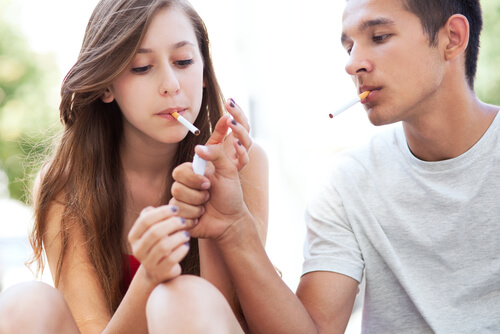 Los jóvenes empiezan a fumar muchas veces por pura imitación.