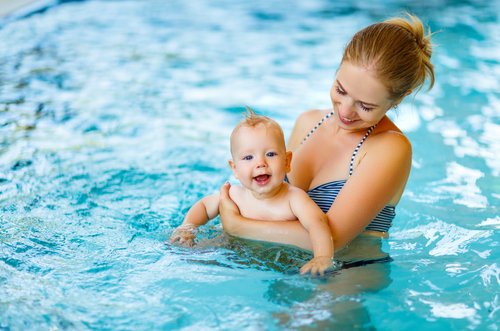 Los pañales de agua permiten introducir al niño a la piscina sin preocupaciones.