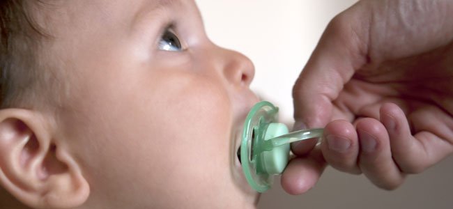L'utilisation excessive de la tétine a des conséquences négatives sur la santé du bébé.