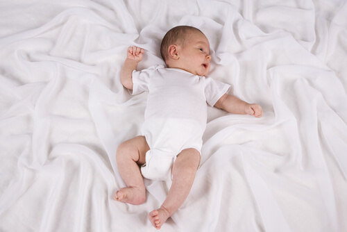Pendant les premiers mois de vie, les bébés dorment la majeure partie de la journée.