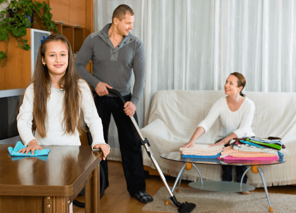 Las tareas en el hogar deben ser repartidas entre padres e hijos.