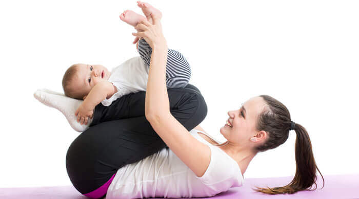 El yoga para bebés ayuda a estrechar el vínculo con la madre.