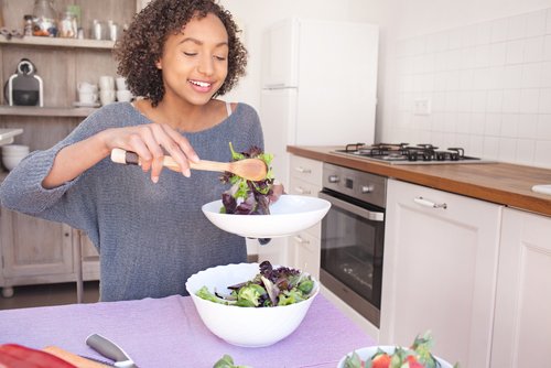 Al cocinar sin sal, muchos se preguntan cómo condimentar los vegetales.