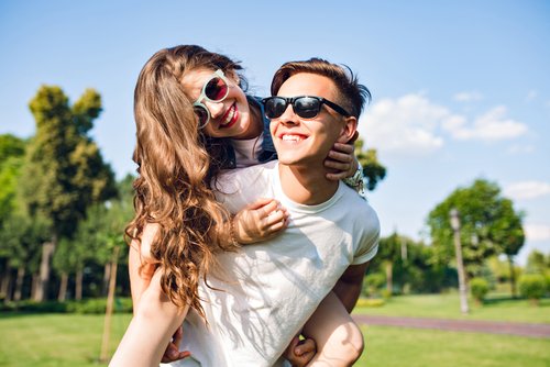 Una adolescente enamorada puede lucir más feliz que nunca al experimentar su primer amor.