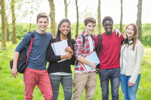 Muchos adolescentes hacen amigos de otros países gracias al Bachillerato Internacional.