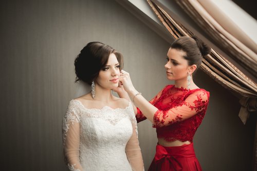 Ser madrina de bodas exige estar al mando en muchos aspectos organizativos.