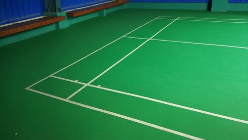 Las medidas de la cancha de bádminton varían según la cantidad de jugadores.