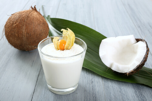 El batido de coco, combinado con otros ingredientes, es una muy buena fuente de energía.