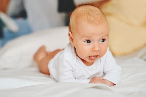 Face à face, la vision de votre bébé sera beaucoup plus large et il pourra mieux connaître le monde.