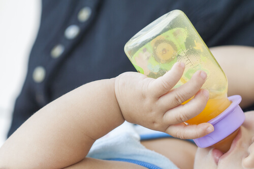 L'orange contient de la vitamine C, qui aide à absorber le fer dans l'alimentation du bébé.