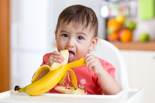La banana es una gran alternativa para incluir los primeros alimentos en la dieta del bebé.
