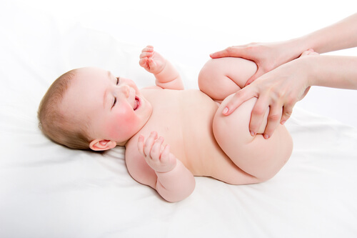 Fortalecer las piernas de los bebés es fácil con determinados ejercicios.