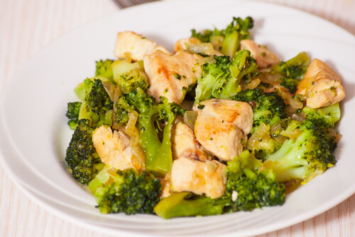 Les recettes à base de brocoli peuvent être combinées avec d'autres ingrédients, comme le poulet, pour former des repas solides et nutritifs.