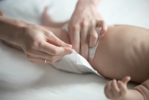 Dans les premiers jours, il faut changer la couche du bébé en moyenne dix fois par jour.