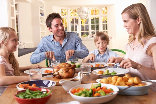Las comidas son un buen momento para inculcar una buena comunicación en la familia.