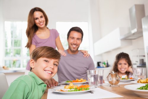 La cena familiar es un momento de comunicación y diálogo.