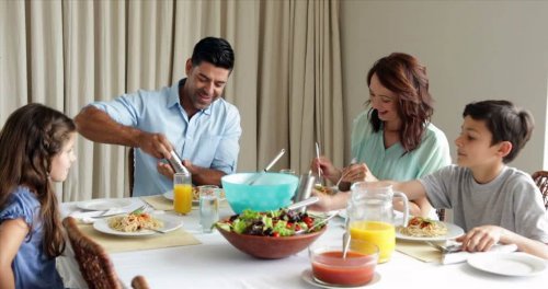 Una cena familiar en armonía construye lazos familiares fuertes.