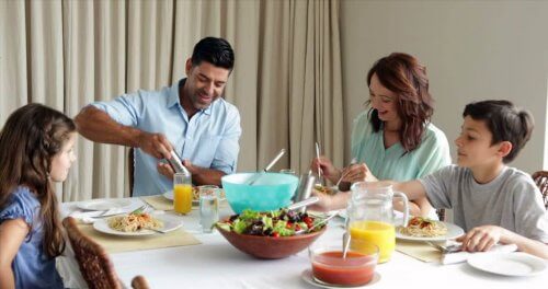 Una cena familiar en armonía construye lazos familiares fuertes.